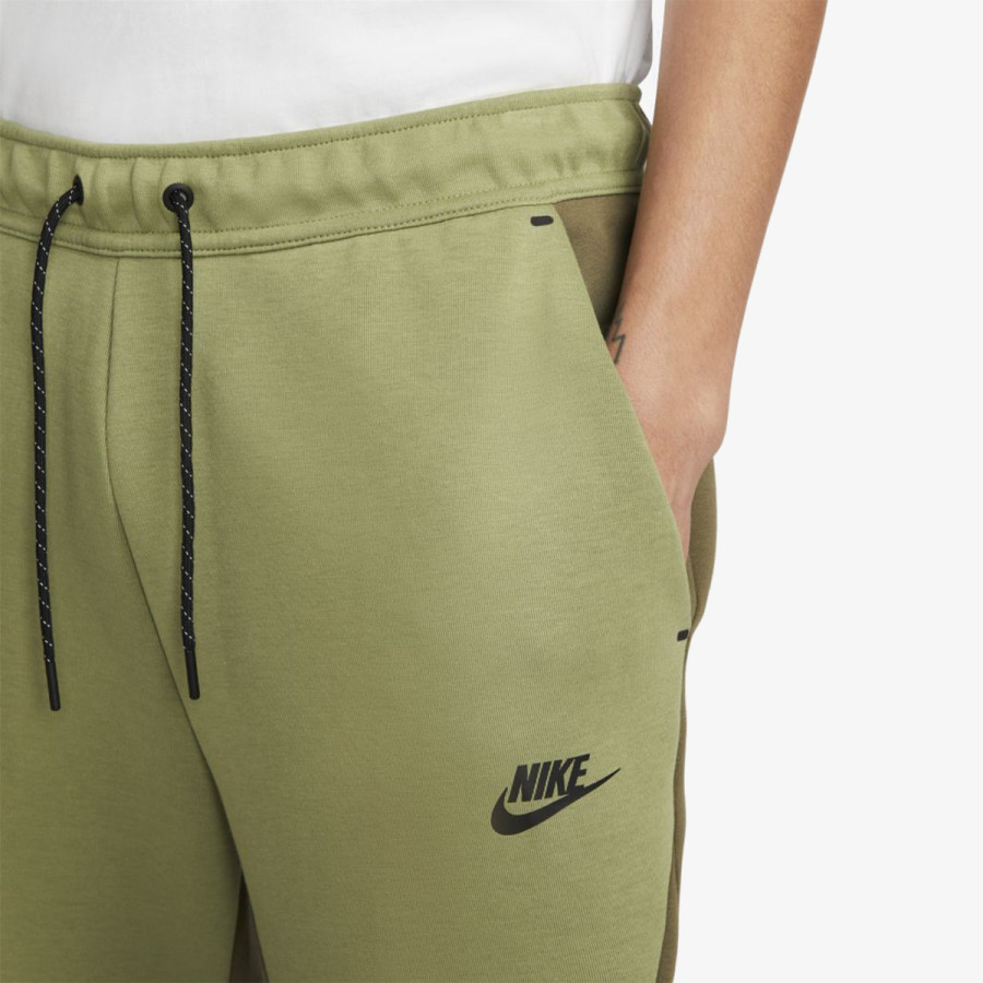 NIKE Sportswear Tech 