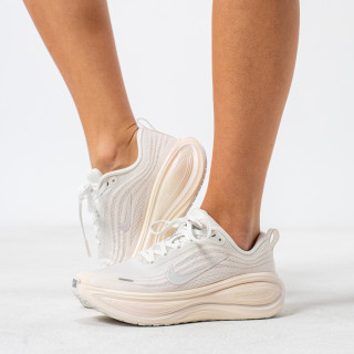 Nike W  VOMERO PLUS ESS 